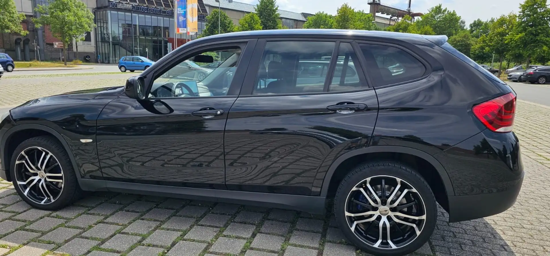 BMW X1 X1 Diesel sDrive20d EfficientDynamics Edition Schwarz - 2