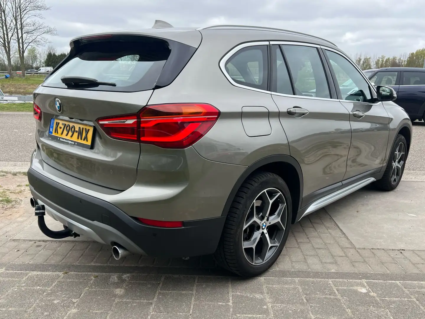 BMW X1 xDrive25i High Executive / Automaat / Trekhaak afn Szürke - 2