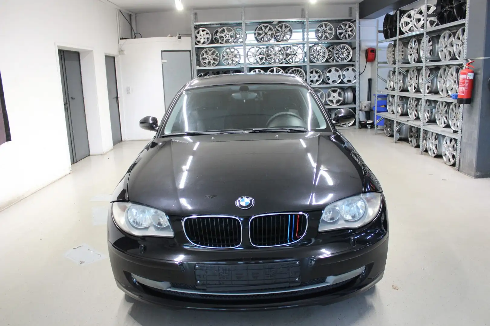 BMW 116 i Lim. *AHK*SHZ*KLIMA*SERVO*ABS*ESP* Schwarz - 2