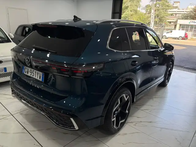 Volkswagen Tiguan view 4