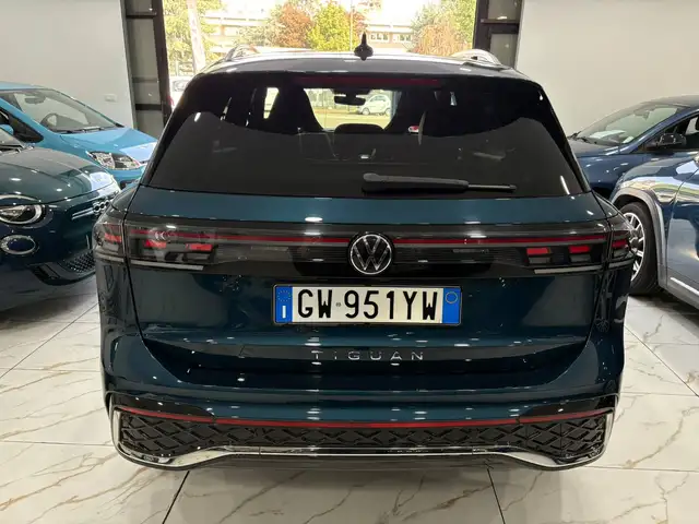 Volkswagen Tiguan view 3