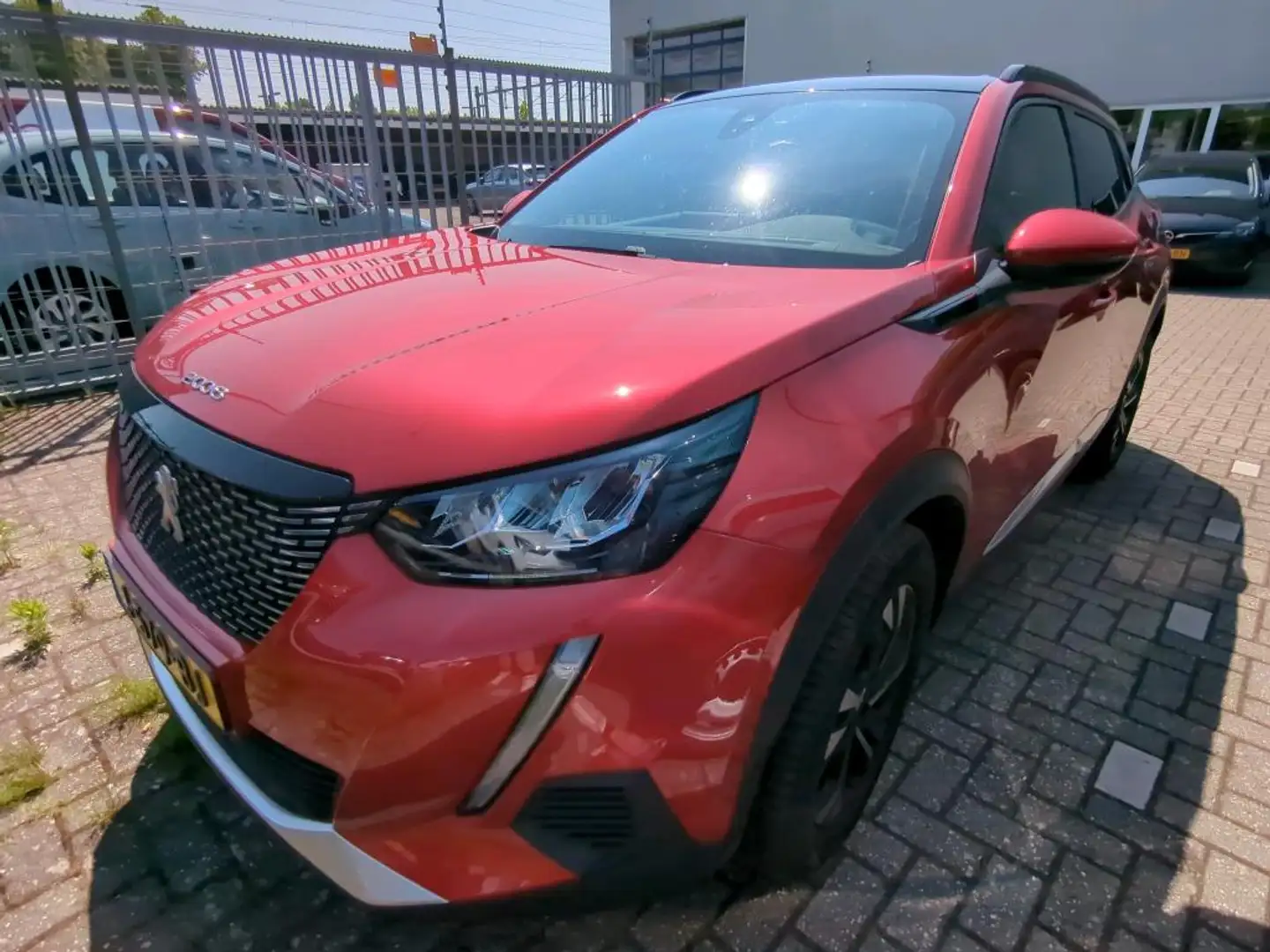 Peugeot 2008 1.2 PureTech Allure | Achterbank in delen neerklap Rouge - 1