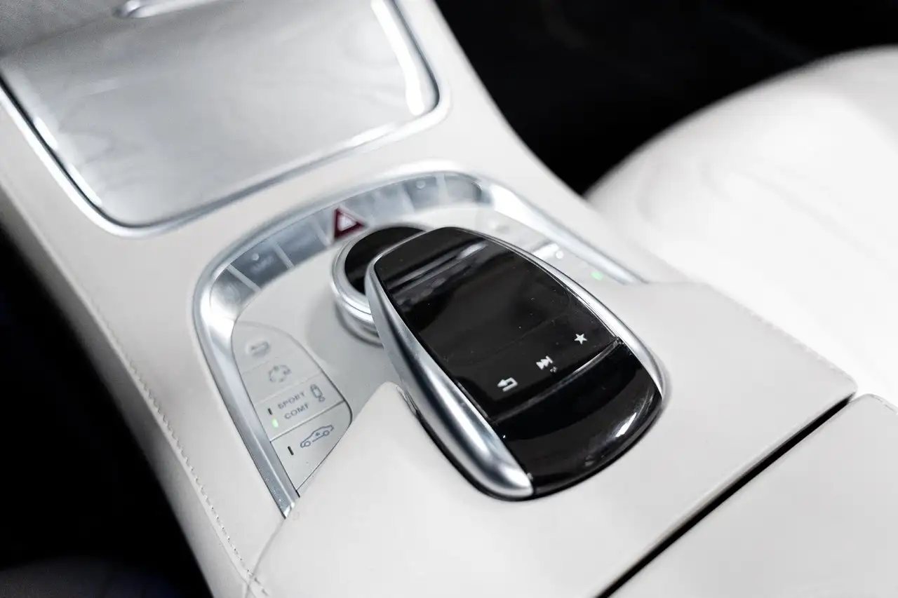 Mercedes-Benz S-Class снимка Mercedes-Benz S-Class