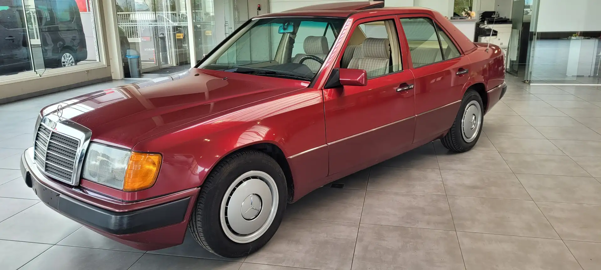 Mercedes-Benz 200 E - NIEUWSTAAT, OLDTIMER - SCHUIFDAK, RADIO CD Rojo - 1