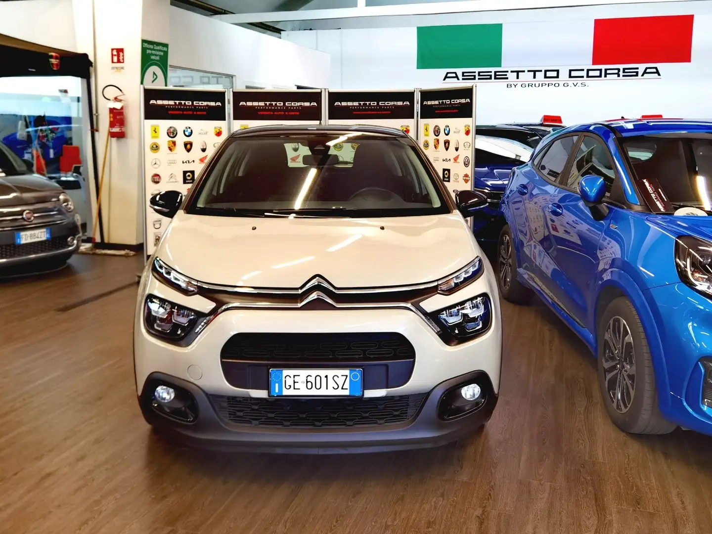 Citroen C3 CITROEN C3 PureTech aut 110 S&S EAT6 Shine van Gris - 1