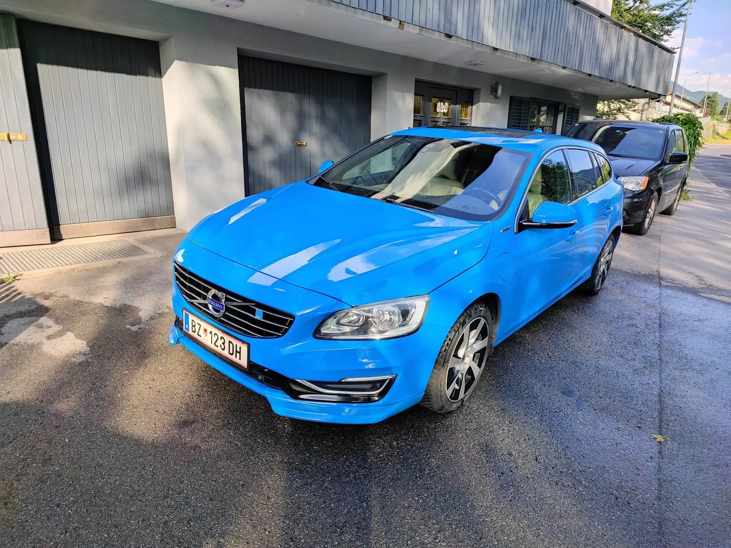 Volvo V60 D6 AWD Plug-In Hybrid PHEV Momentum Geartronic - 1