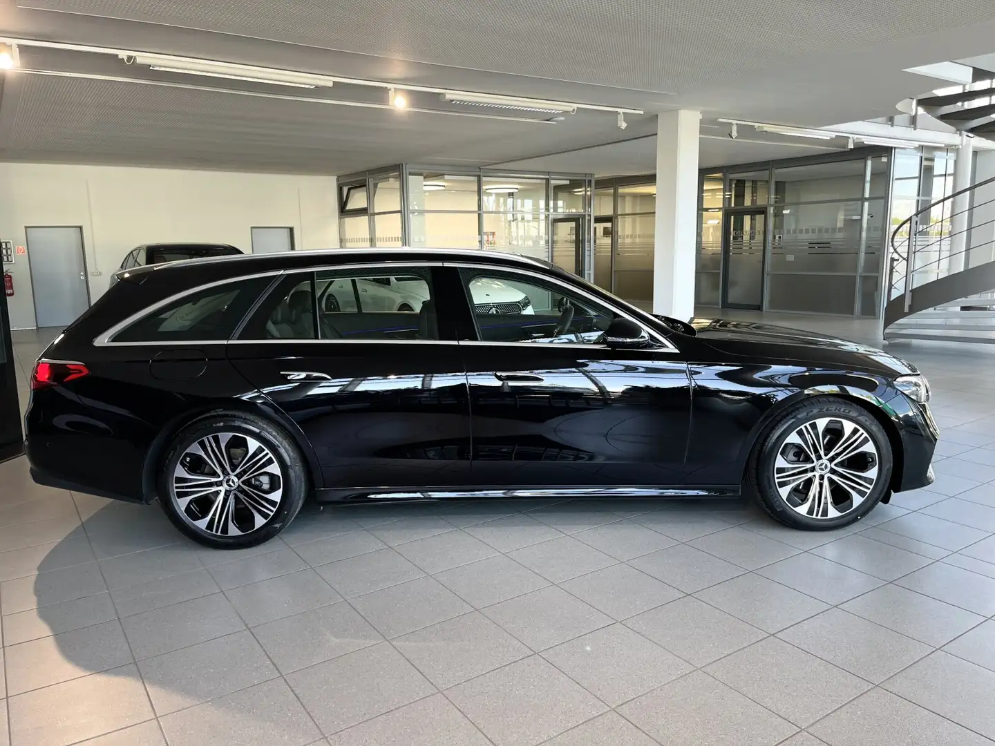 Mercedes-Benz E 220 E 220 d T AHK+Panodach+19"+Keyless+CarPlay+ Navi Schwarz - 2