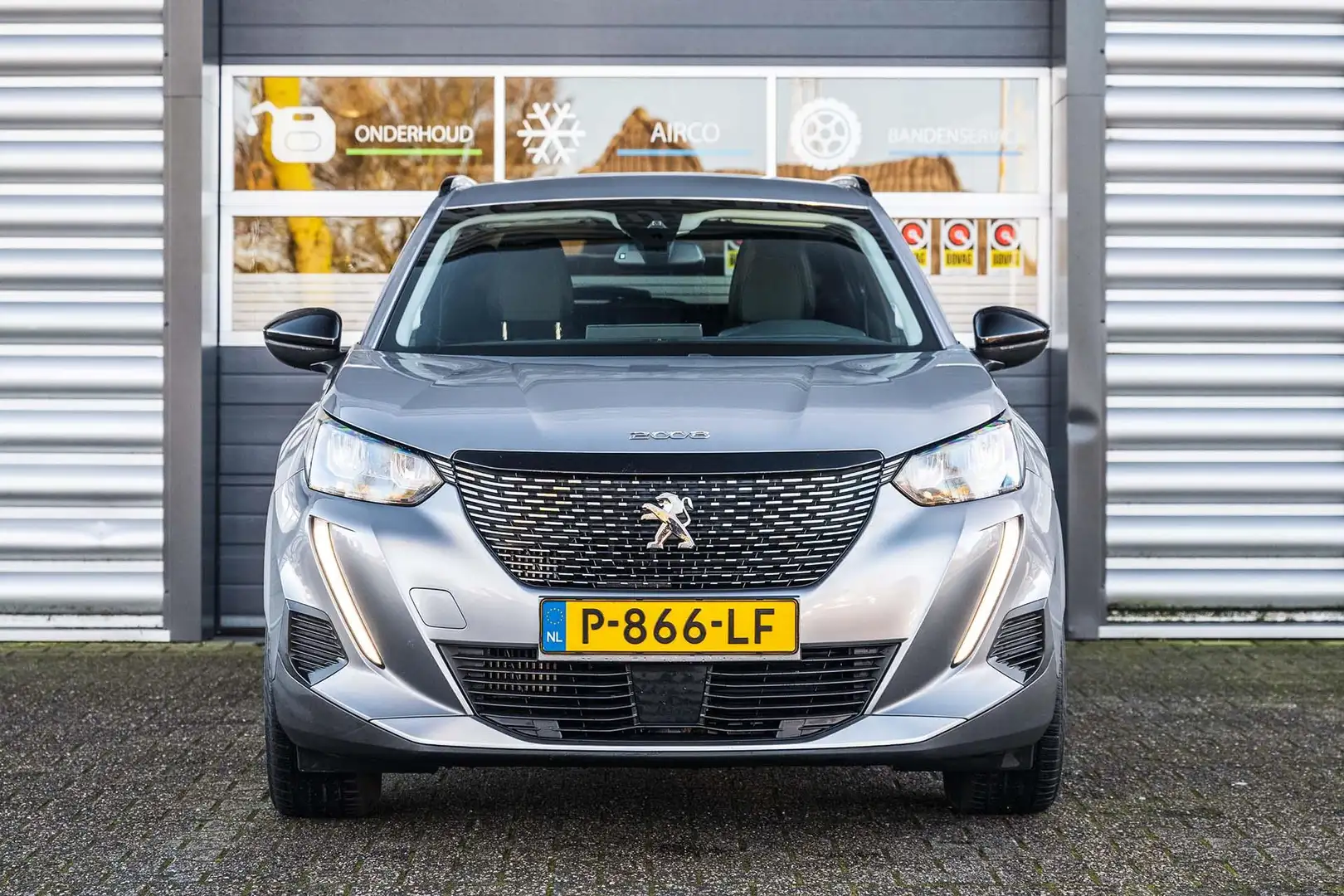 Peugeot 2008 1.2 PureTech Allure Pack Grijs - 2