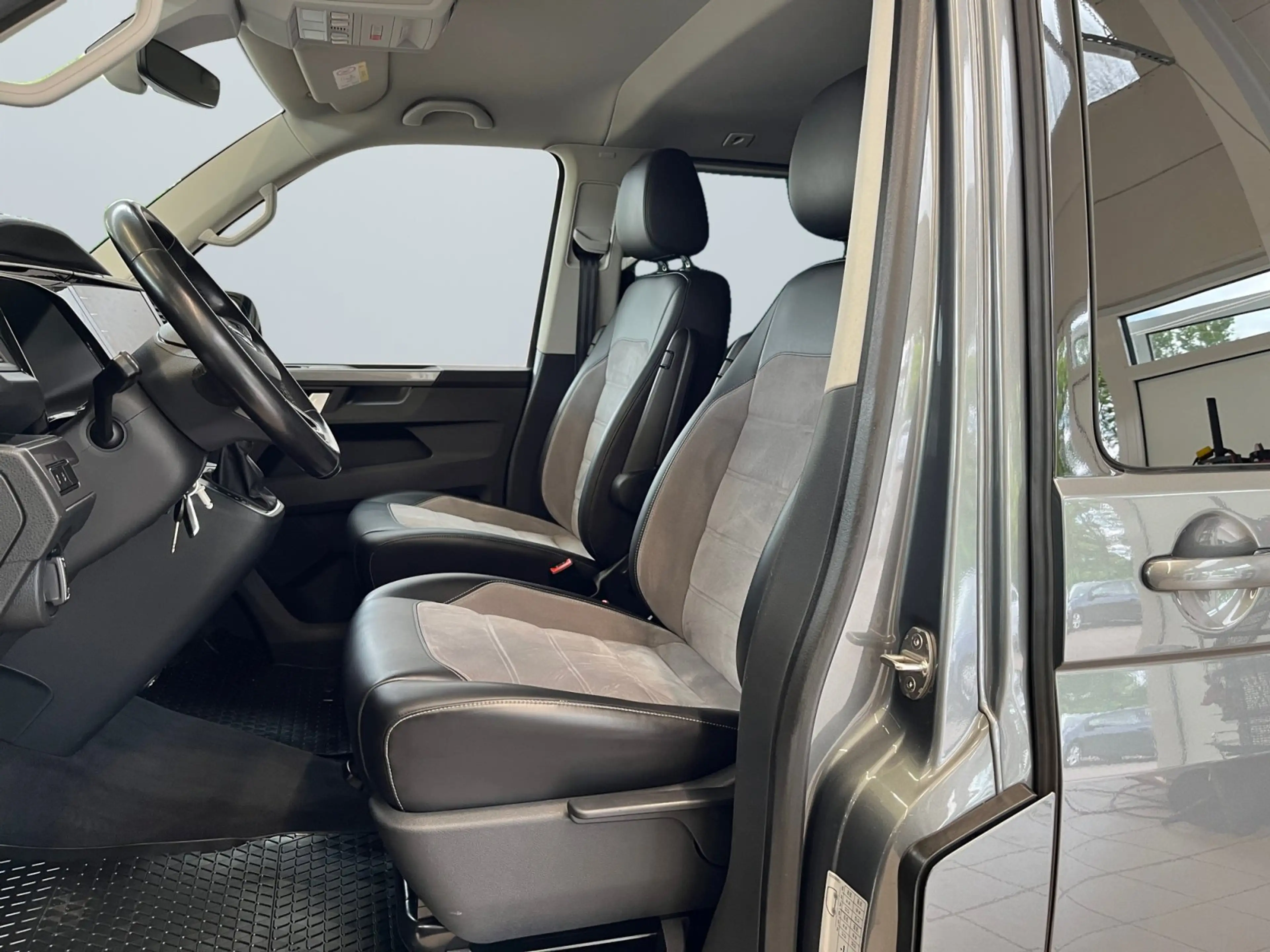 Volkswagen T6.1 Multivan Highline 2.0TDI DSG 4x4 Standheizung — photo 7