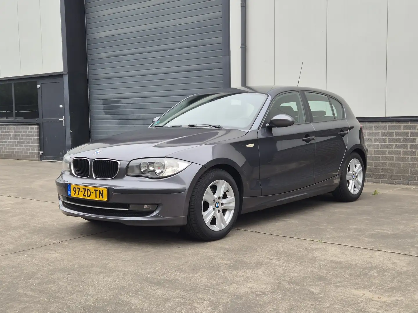 BMW 118 BMW 118I buisiness line, APK + afneembare trekhaak Grijs - 1