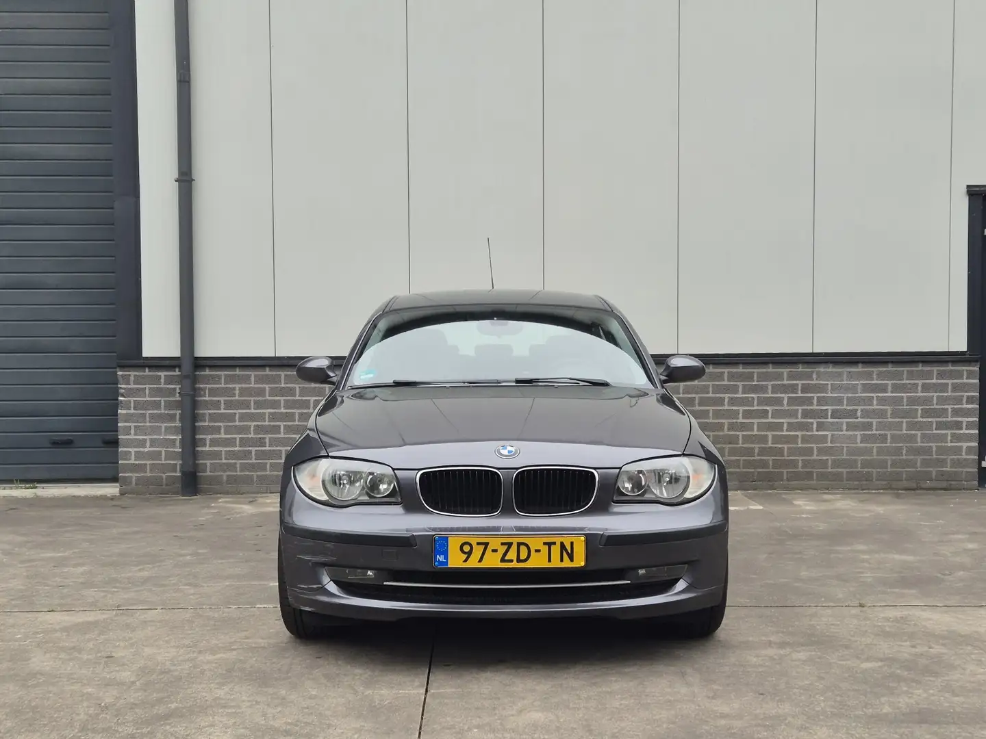 BMW 118 BMW 118I buisiness line, APK + afneembare trekhaak Grijs - 2