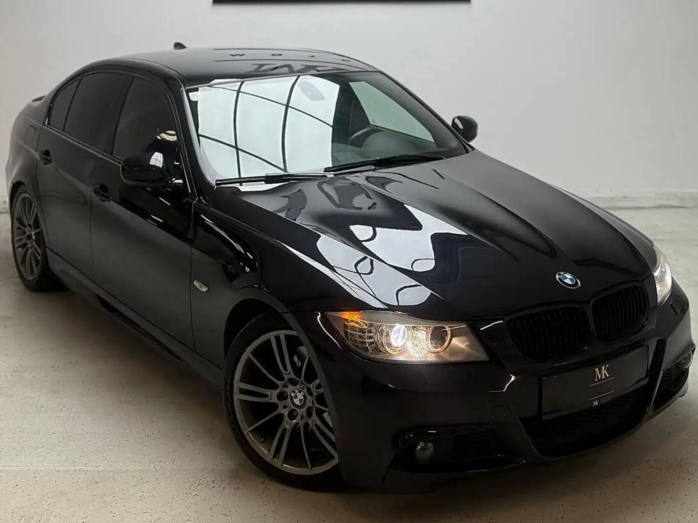 BMW 320 320d xDrive Schwarz - 2
