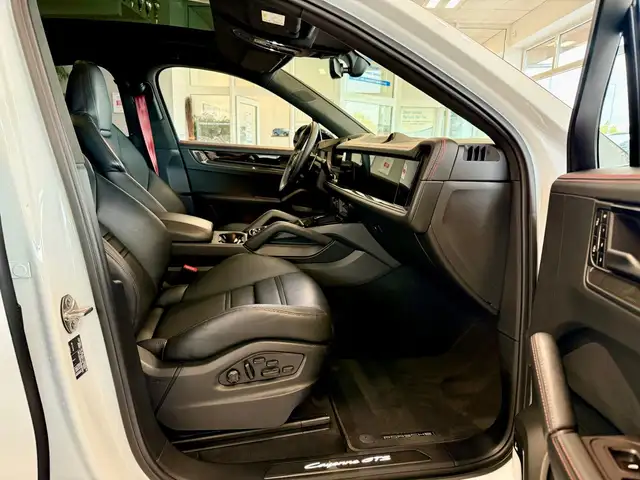 Porsche Cayenne view 15