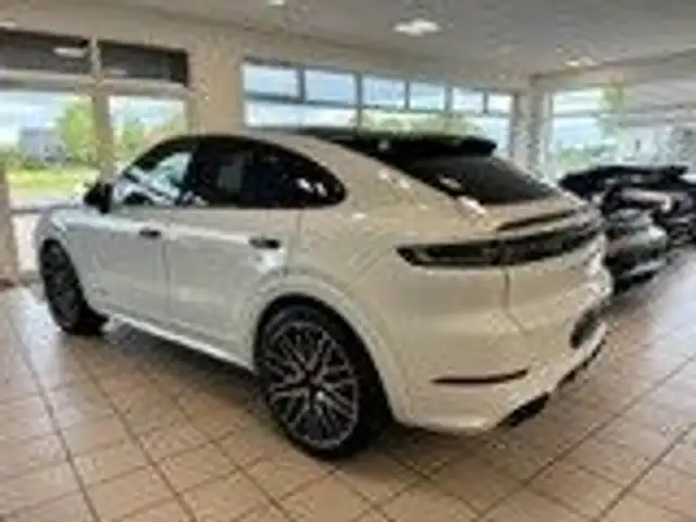 Porsche Cayenne view 3