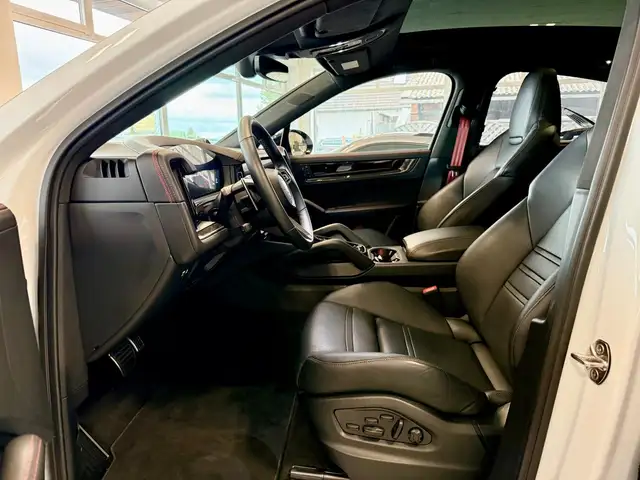 Porsche Cayenne view 9