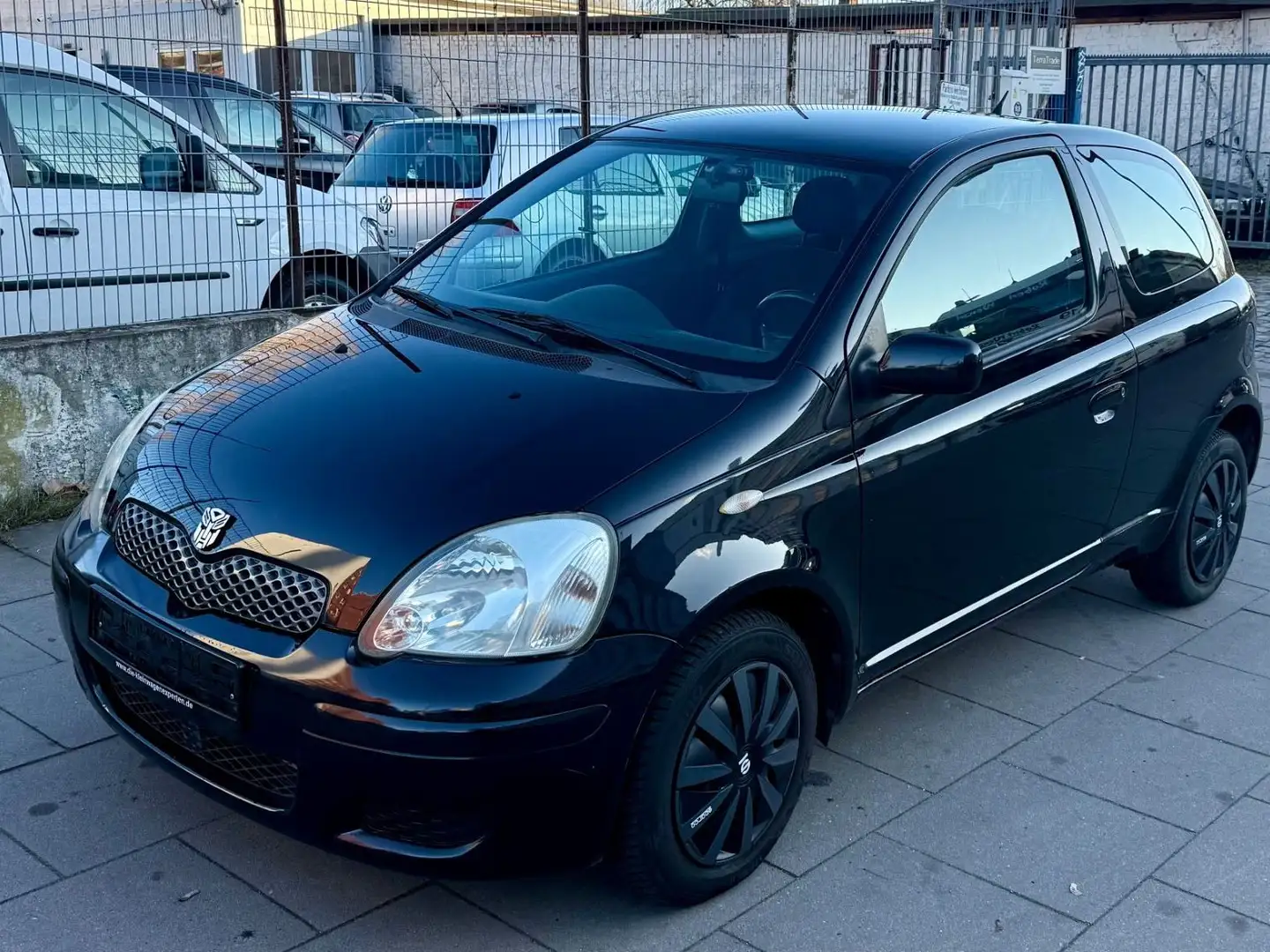 Toyota Yaris 1.0 Sol /TÜV 06.26 Schwarz - 1