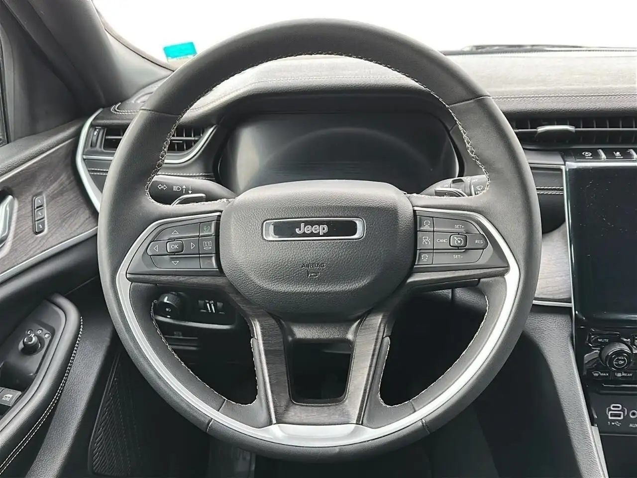 Jeep Grand Cherokee снимка Jeep Grand Cherokee