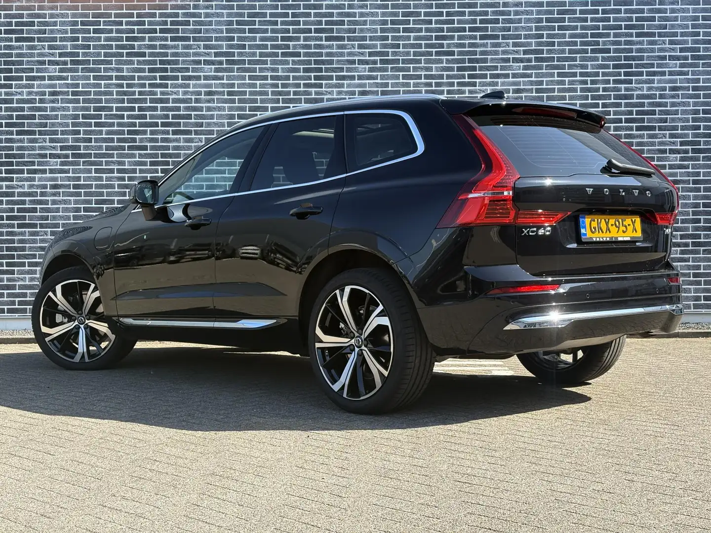 Volvo XC60 Recharge T6 AWD Plus Bright | Adaptieve Cruise Con Zwart - 2