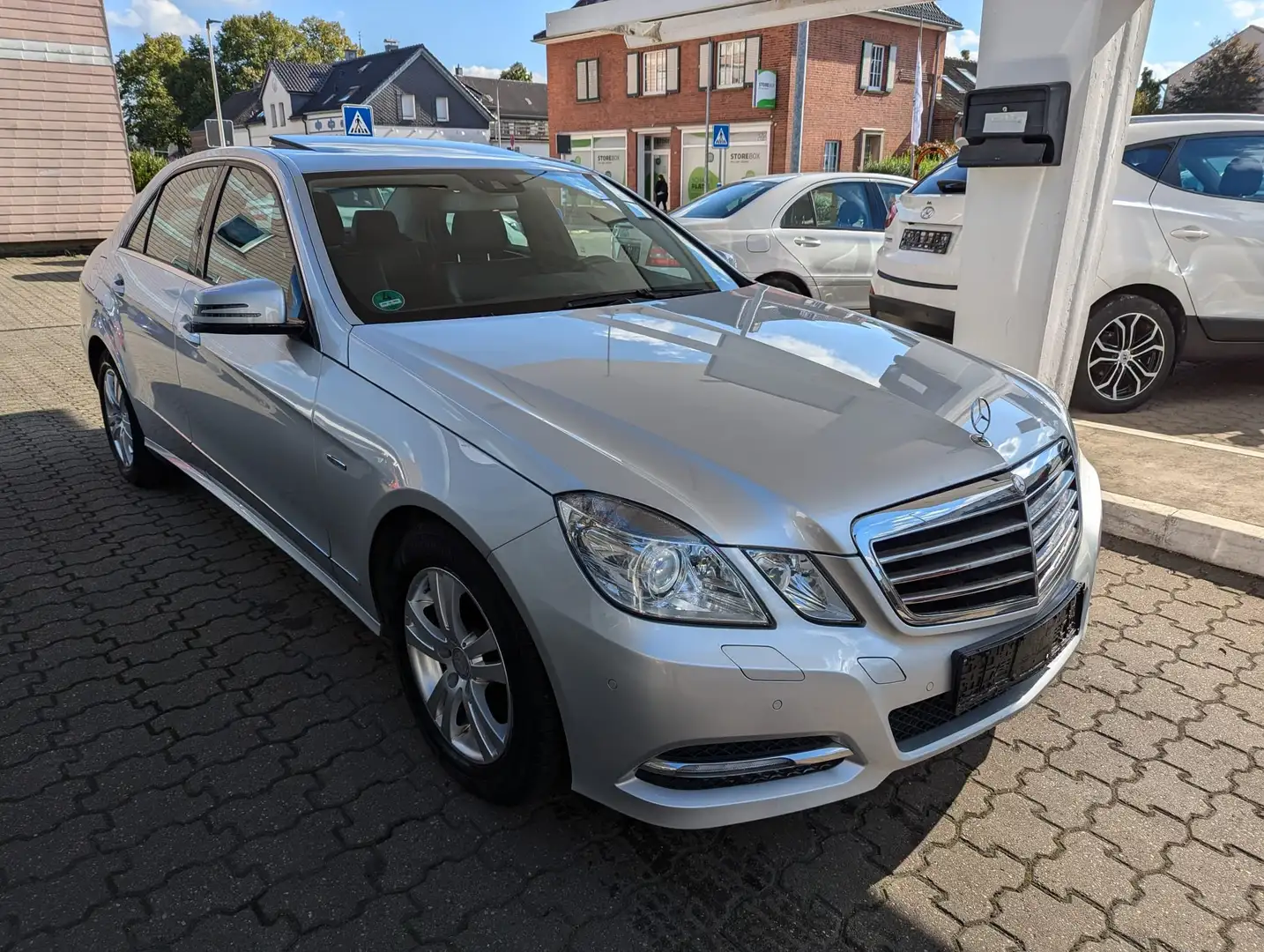 Mercedes-Benz E 200 CGI BlueEFFICIENCY Avantgarde  Automatik, Xenon Silber - 1