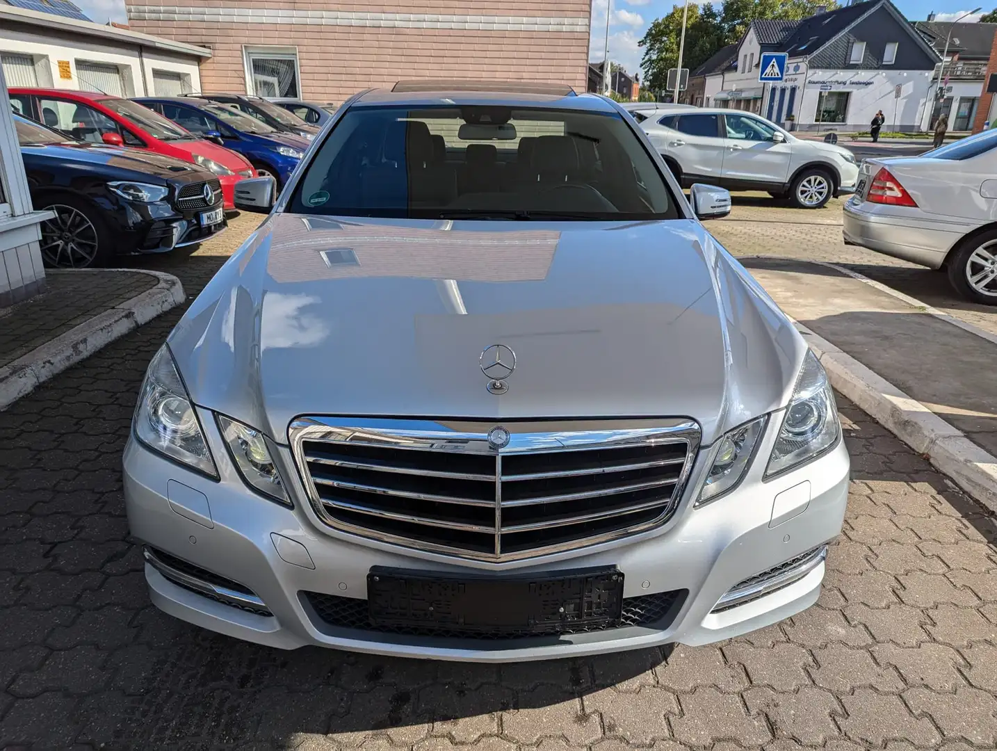 Mercedes-Benz E 200 CGI BlueEFFICIENCY Avantgarde  Automatik, Xenon Silber - 2