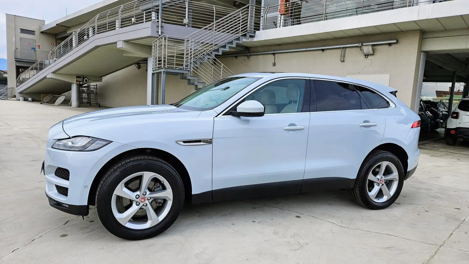 Jaguar F-Pace 2.0 300 CV AWD aut. Portfolio Biały - 2
