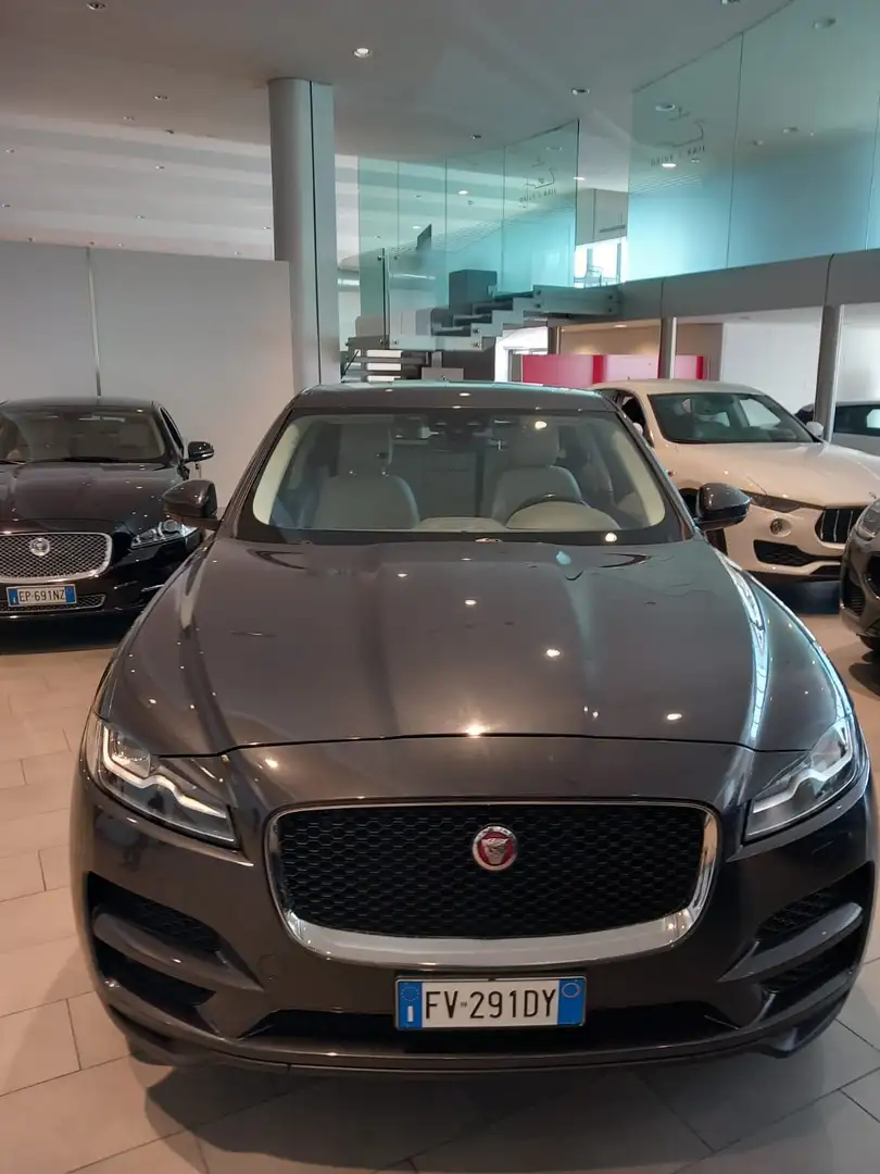 Jaguar F-Pace F-Pace 2.0d i4 Portfolio awd 240cv auto my19 Grau - 2