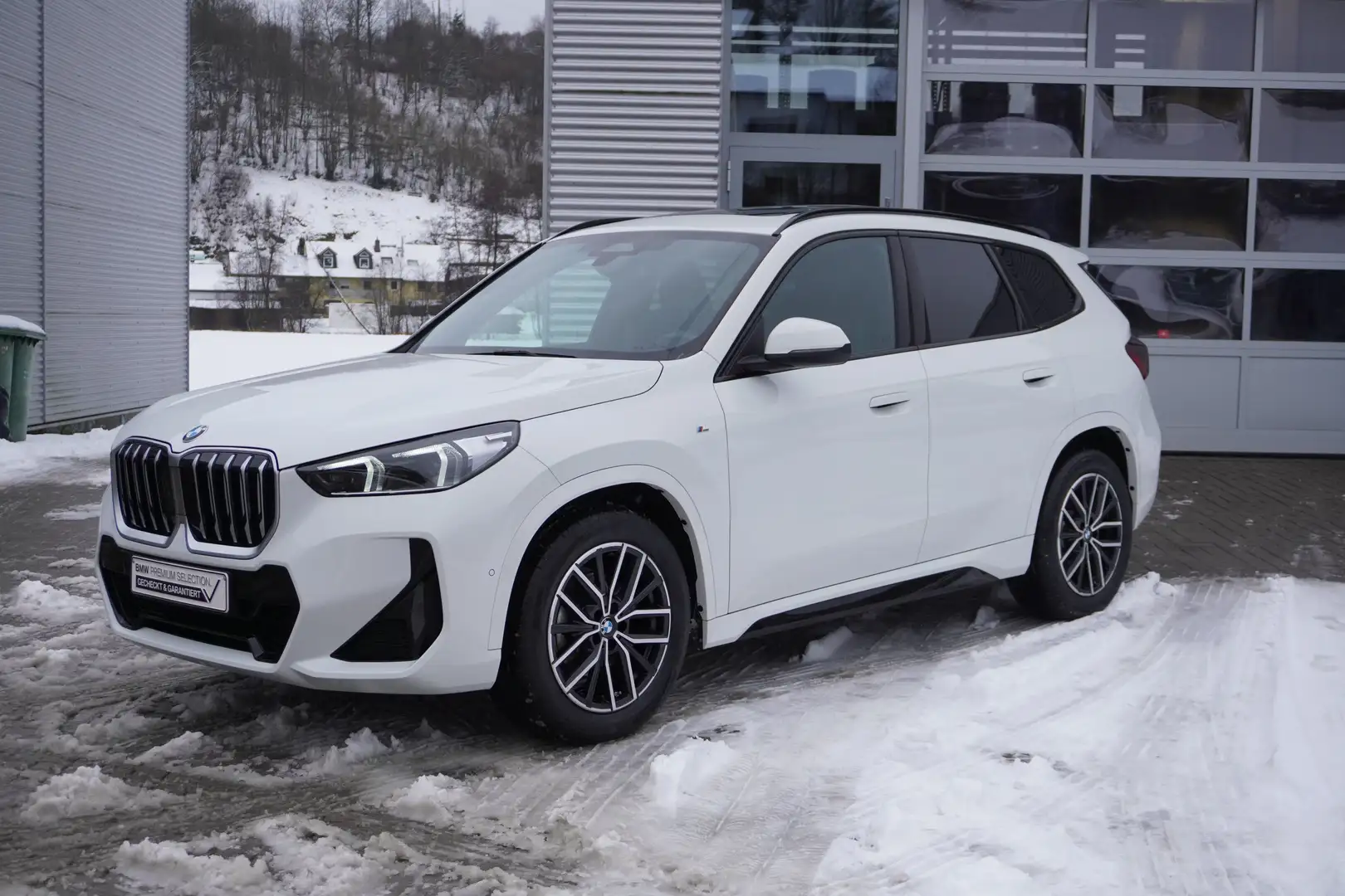 BMW X1 sDrive20d M Sport Glasdach AHK HarmanKardon Sports Weiß - 1
