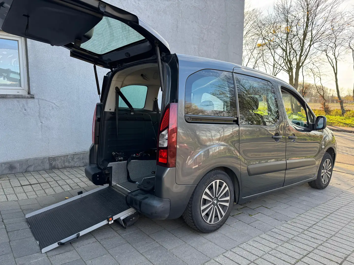 Peugeot Partner Partner Tepee HDi 75 TPMR PMR INVALIDE Grijs - 2