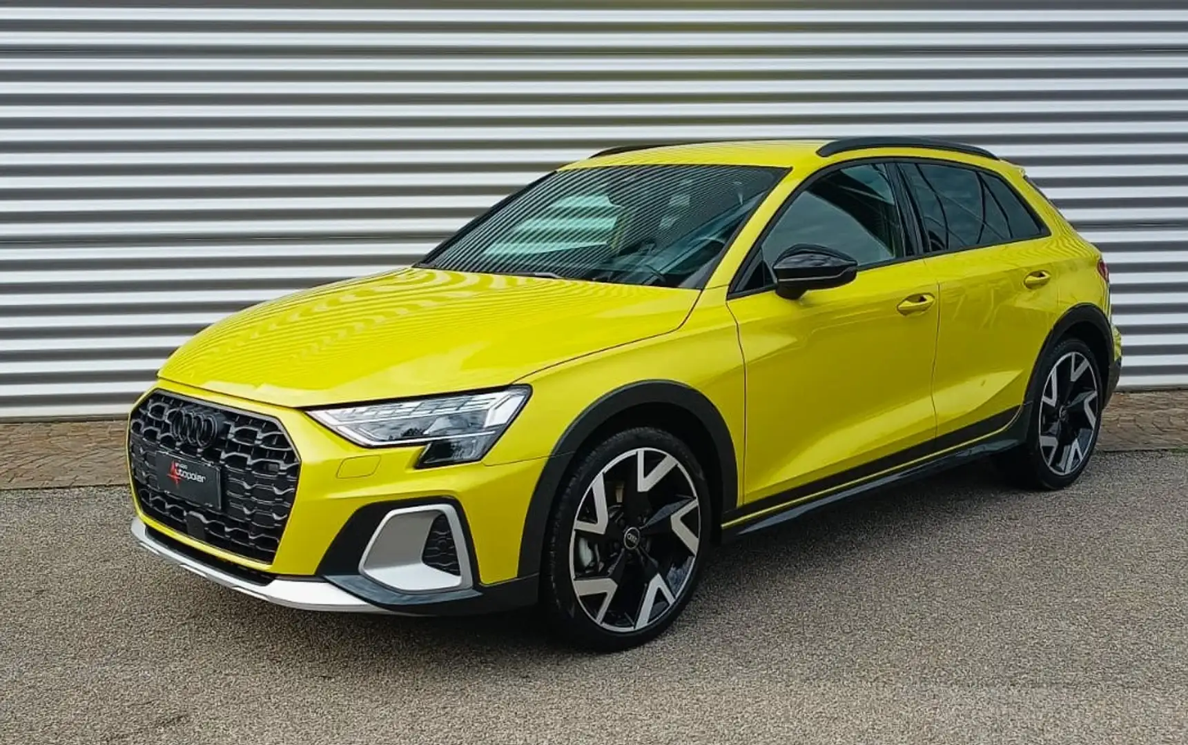 Audi A3 ALLSTREET 35 TFSI MHEV S-TRONIC IDENTITY BLACK Giallo - 2