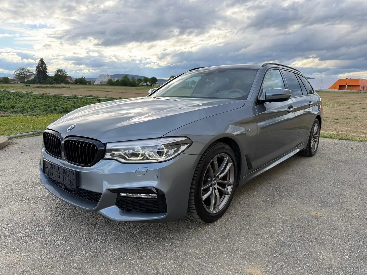 BMW 520 d xDrive Touring Aut. *M Sport; 2. Besitz uvm.* Grau - 1