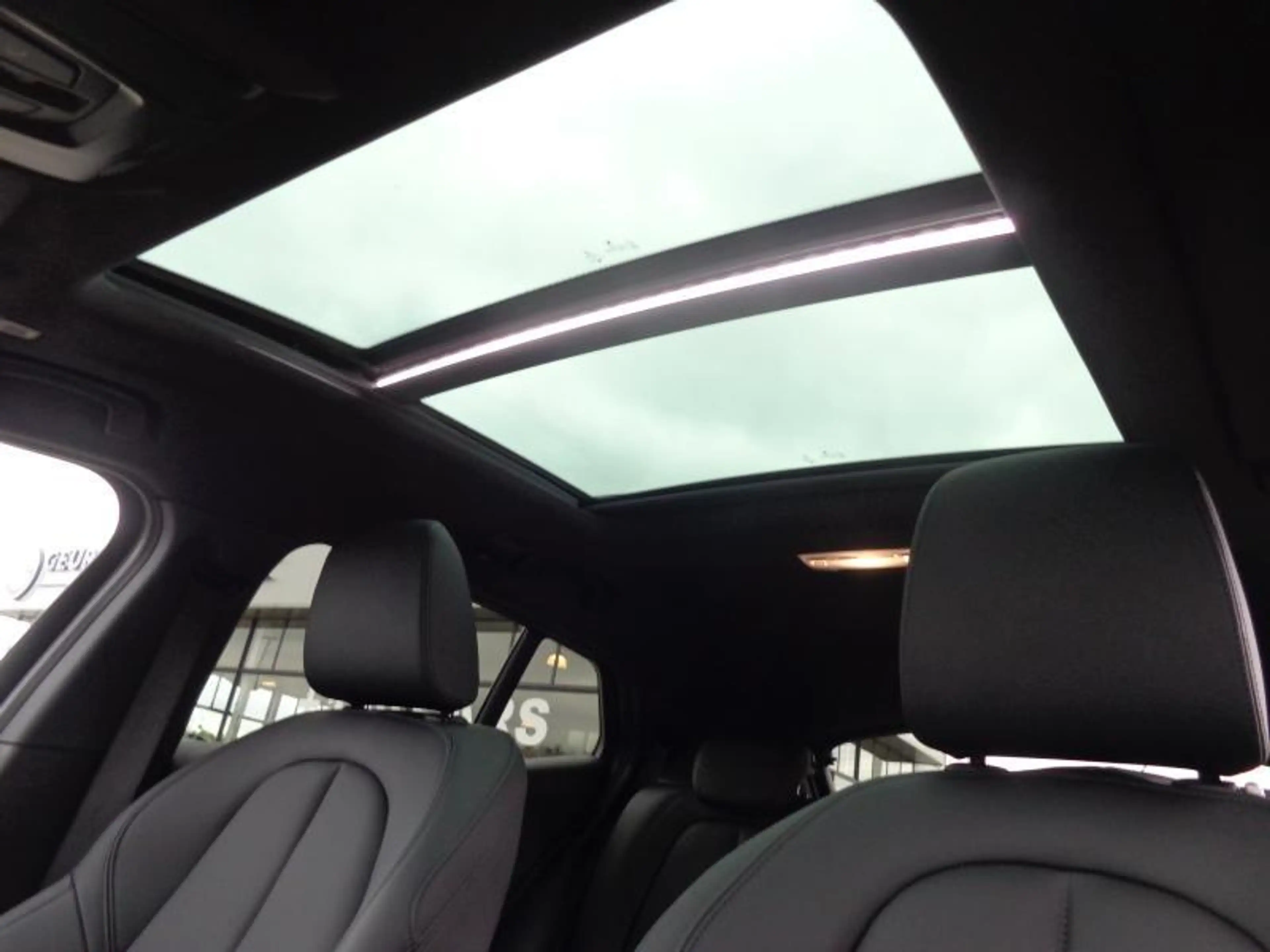 BMW X2 sDrive18i M-Pack Automaat ! — photo 13