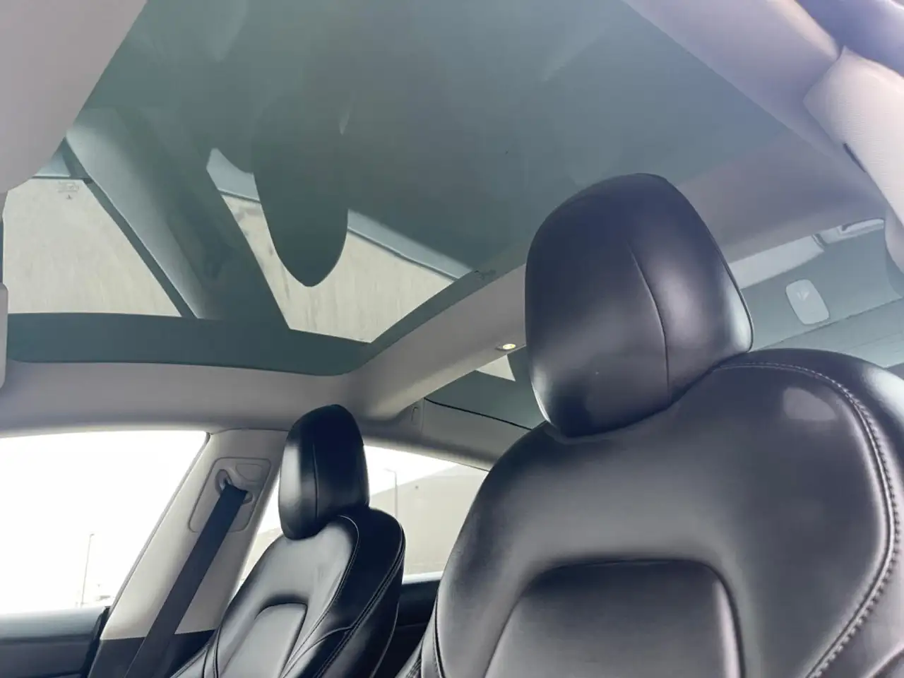 Tesla Model 3 снимка Tesla Model 3