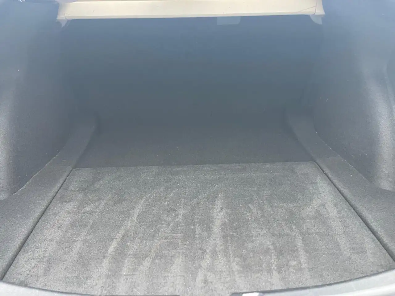 Tesla Model 3 снимка Tesla Model 3