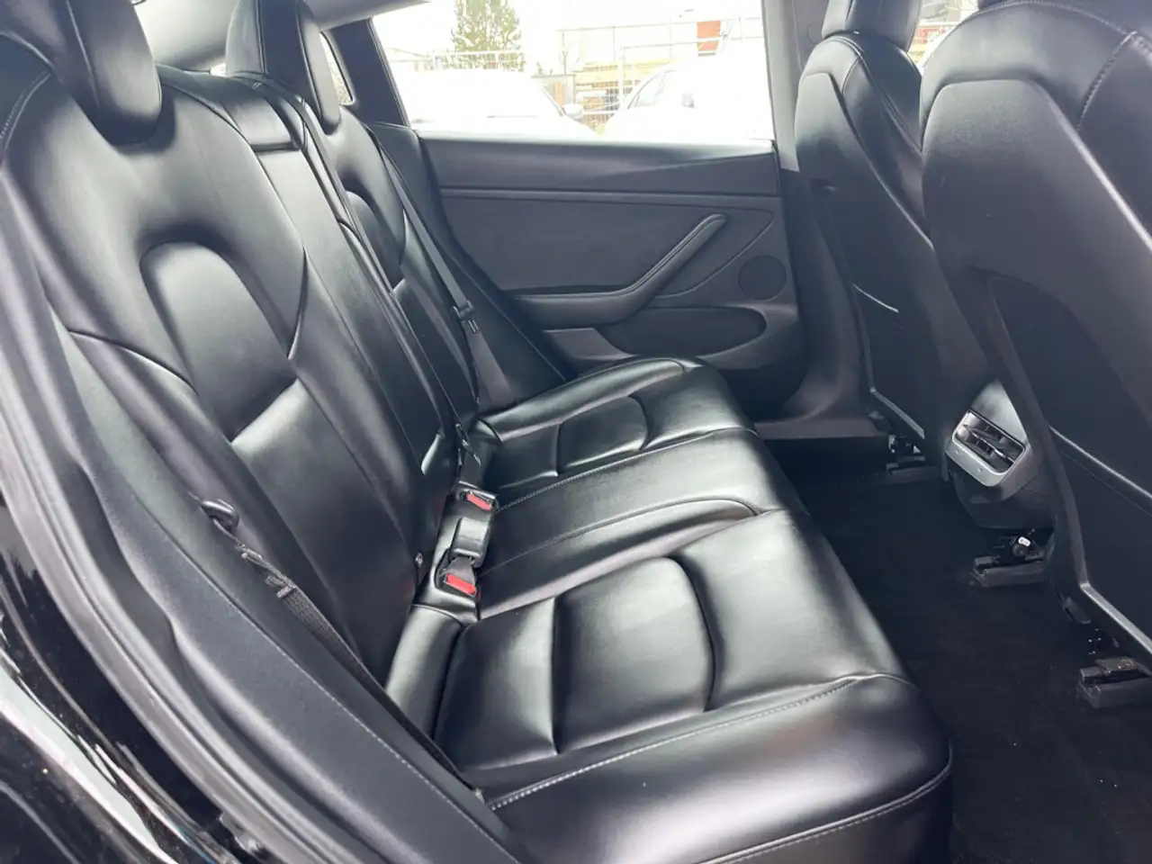 Tesla Model 3 снимка Tesla Model 3