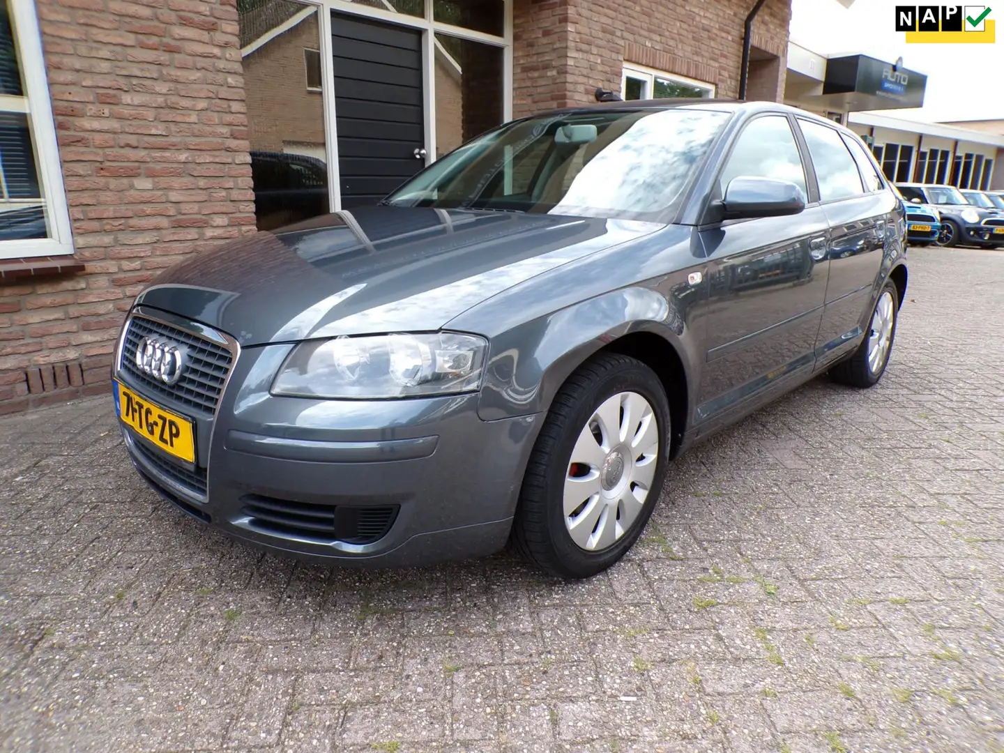 Audi A3 Sportback 1.6 Attraction Grijs - 1