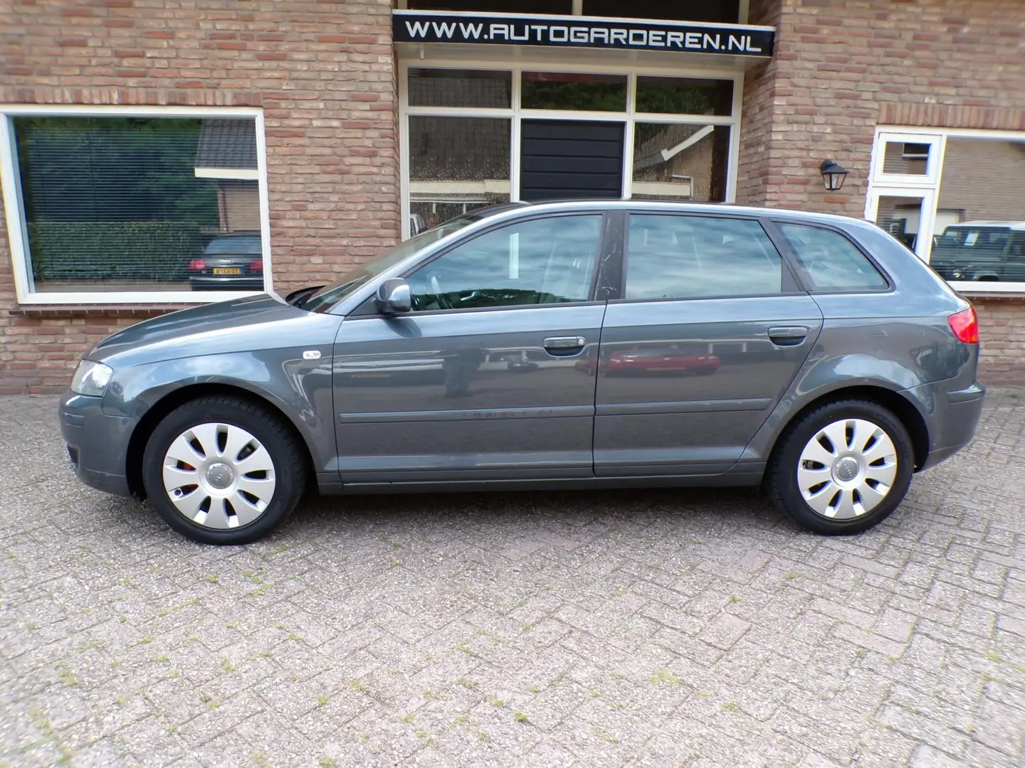 Audi A3 Sportback 1.6 Attraction Grijs - 2