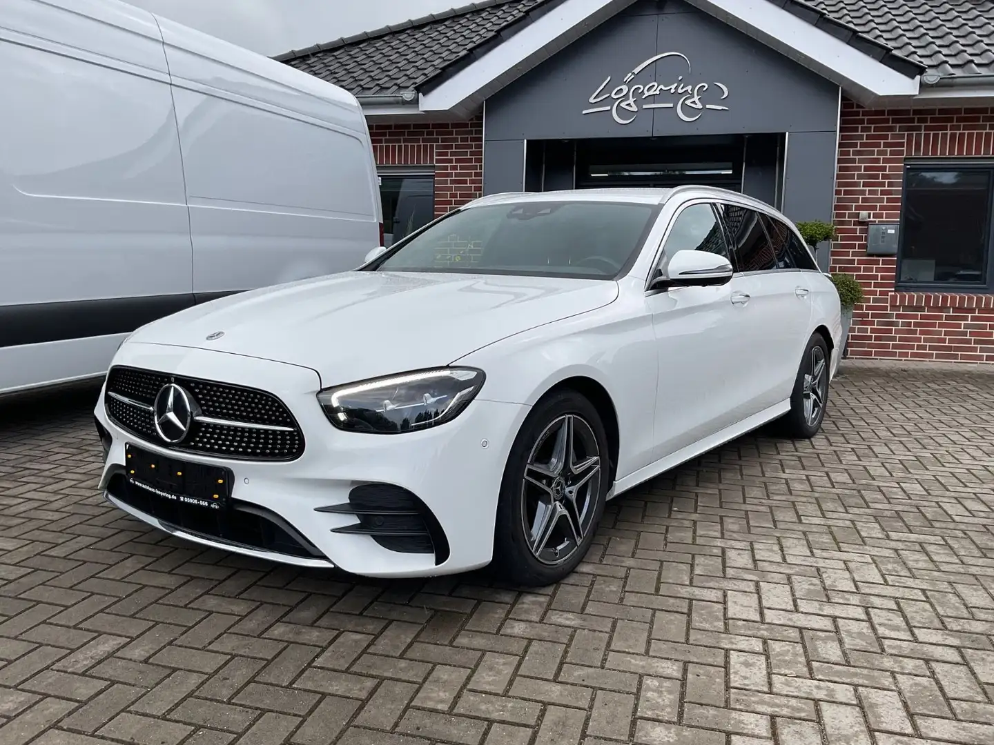 Mercedes-Benz E 220 d T 4M,AMG, Memory,Kamera,AHK,Burmester Weiß - 1