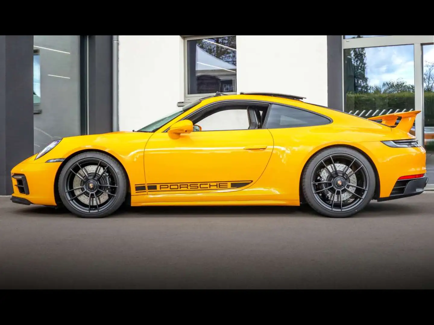 Porsche 992 .1 911 CARRERA 4 GTS COUPE PDKPTSMANUFAKTURXPEL Jaune - 2