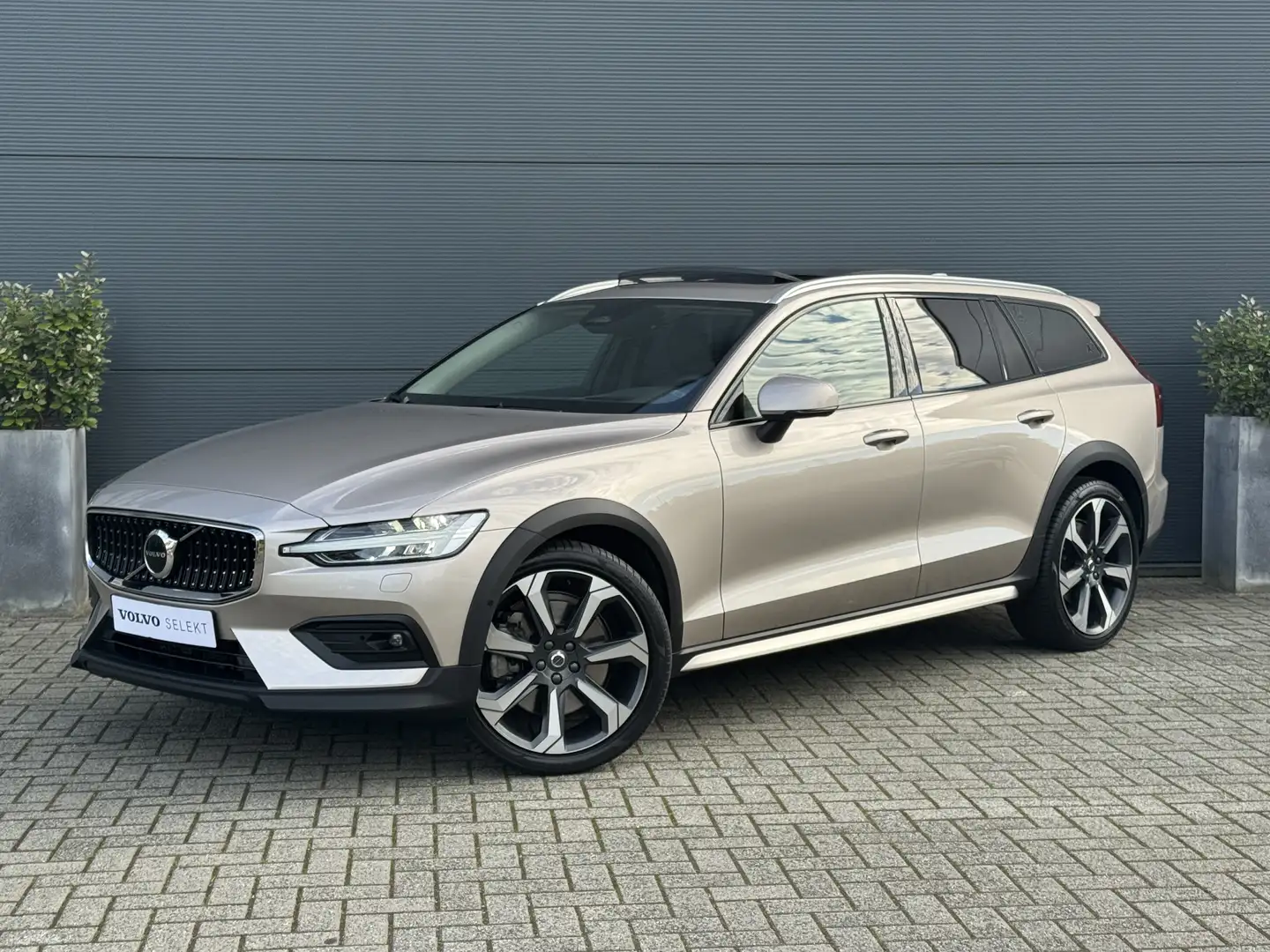 Volvo V60 Cross Country 2.0 B5 AWD Ultimate | Massage | 20'' | Pano | Gela Gris - 1