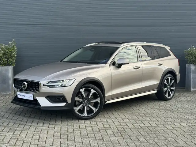 Volvo V60 Cross Country 2.0 B5 AWD Ultimate | Massage | 20'' | Pano | Gela