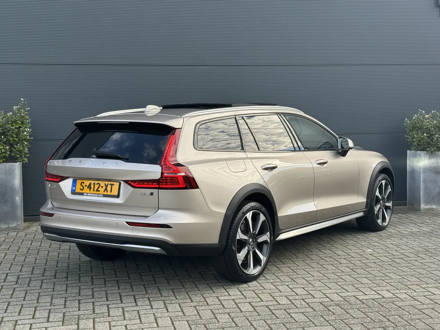 Volvo V60 Cross Country 2.0 B5 AWD Ultimate | Massage | 20'' | Pano | Gela Gris - 2