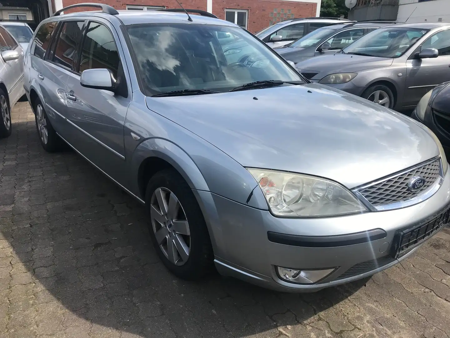 Ford Mondeo 1.8 Turnier Ambiente Gris - 2