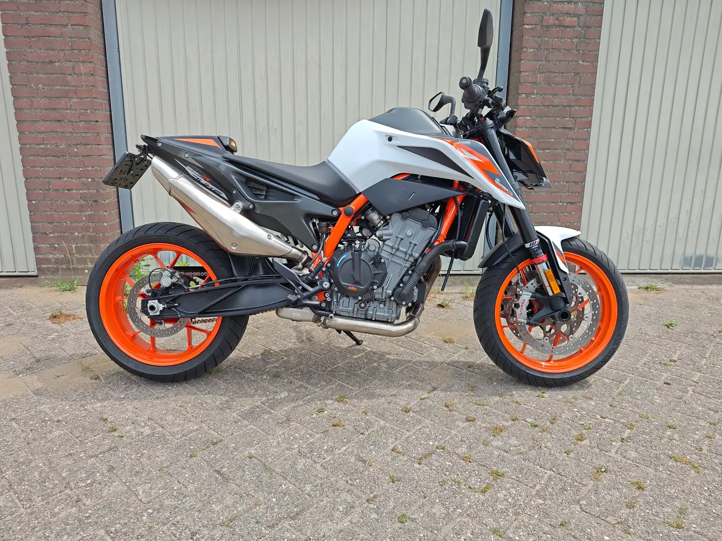 KTM 890 Duke R - 1
