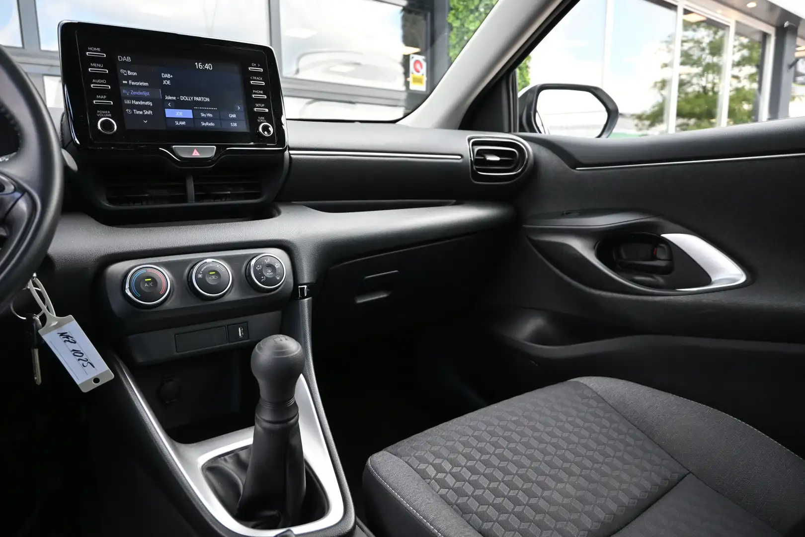 Toyota Yaris 1.0 VVT-i Active | Carplay | Airco | Cruise | Wit - 2