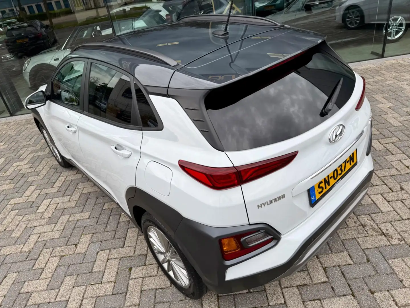 Hyundai KONA 1.0T Fashion 120pk, NAP, CarPlay, 1e eigenaar Weiß - 2