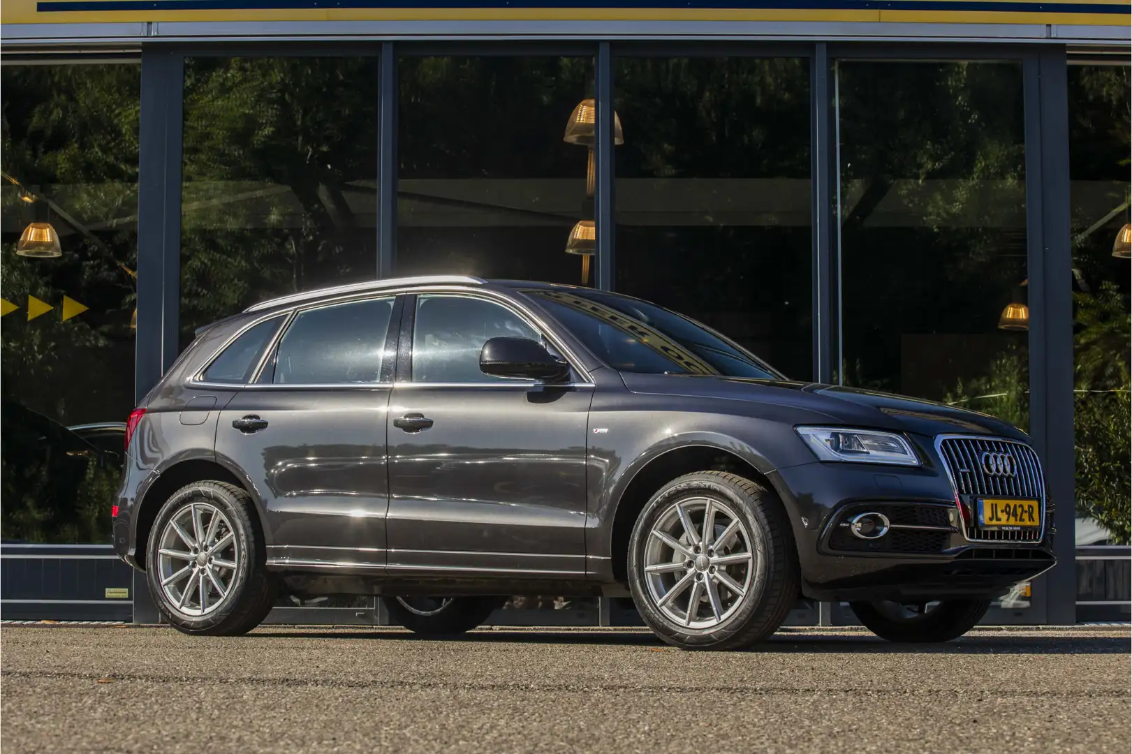 Audi Q5 2.0 TFSI quattro Adrenalin Sport Grijs - 1