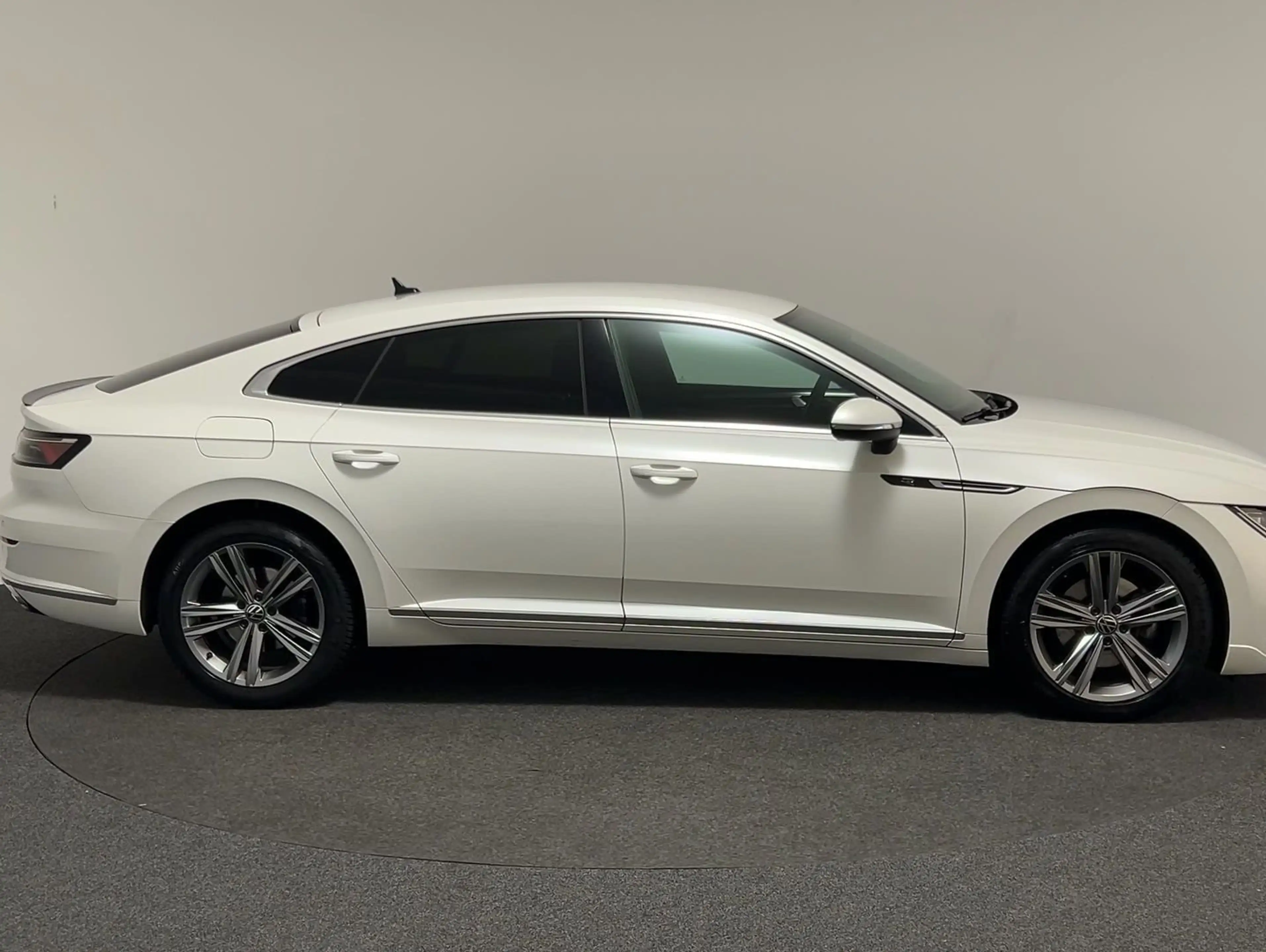 Volkswagen Arteon 2.0 TDI DSG R-Line CarPlay Black ACC LED — photo 5
