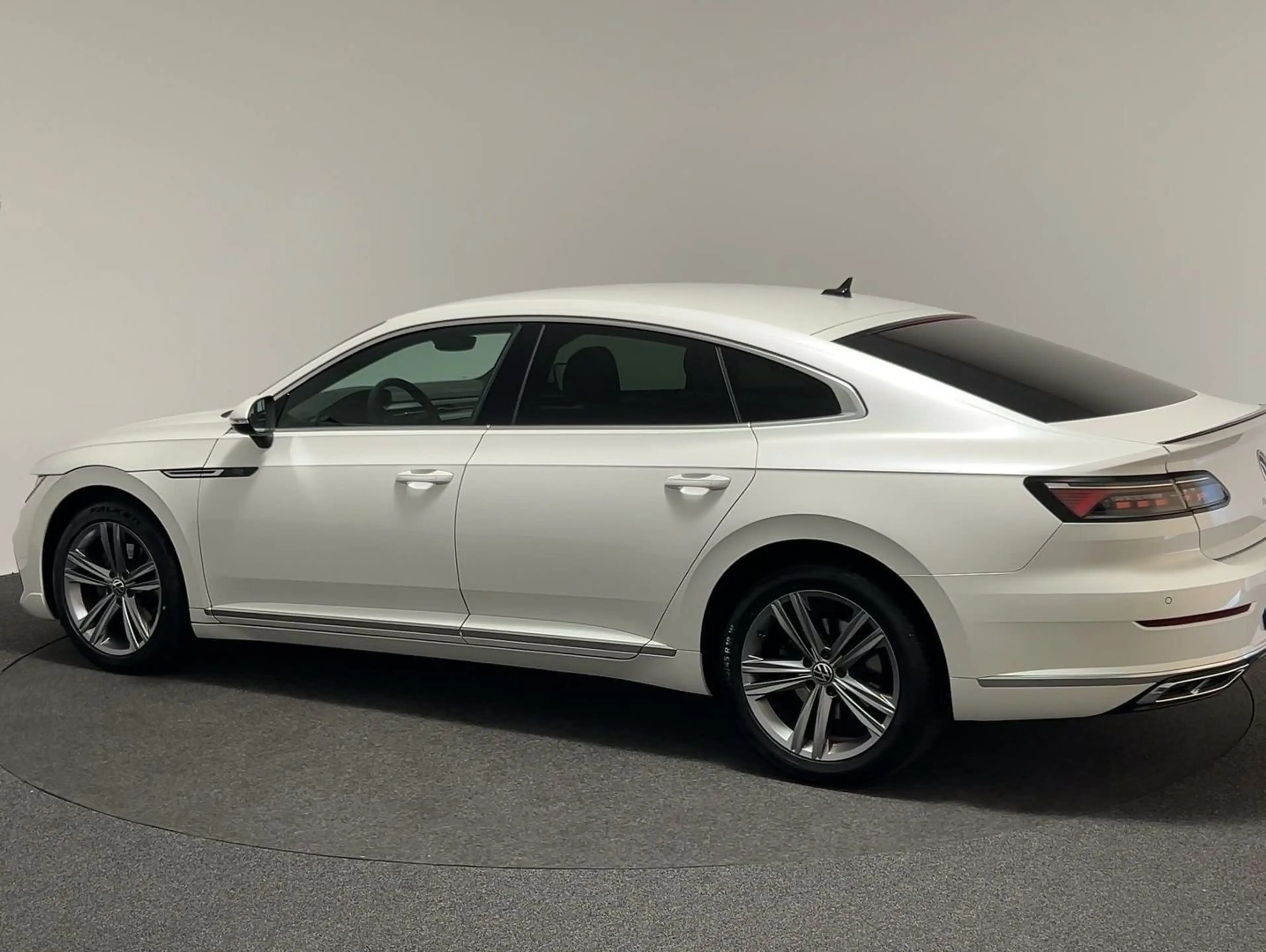 Volkswagen Arteon 2.0 TDI DSG R-Line CarPlay Black ACC LED — photo 7