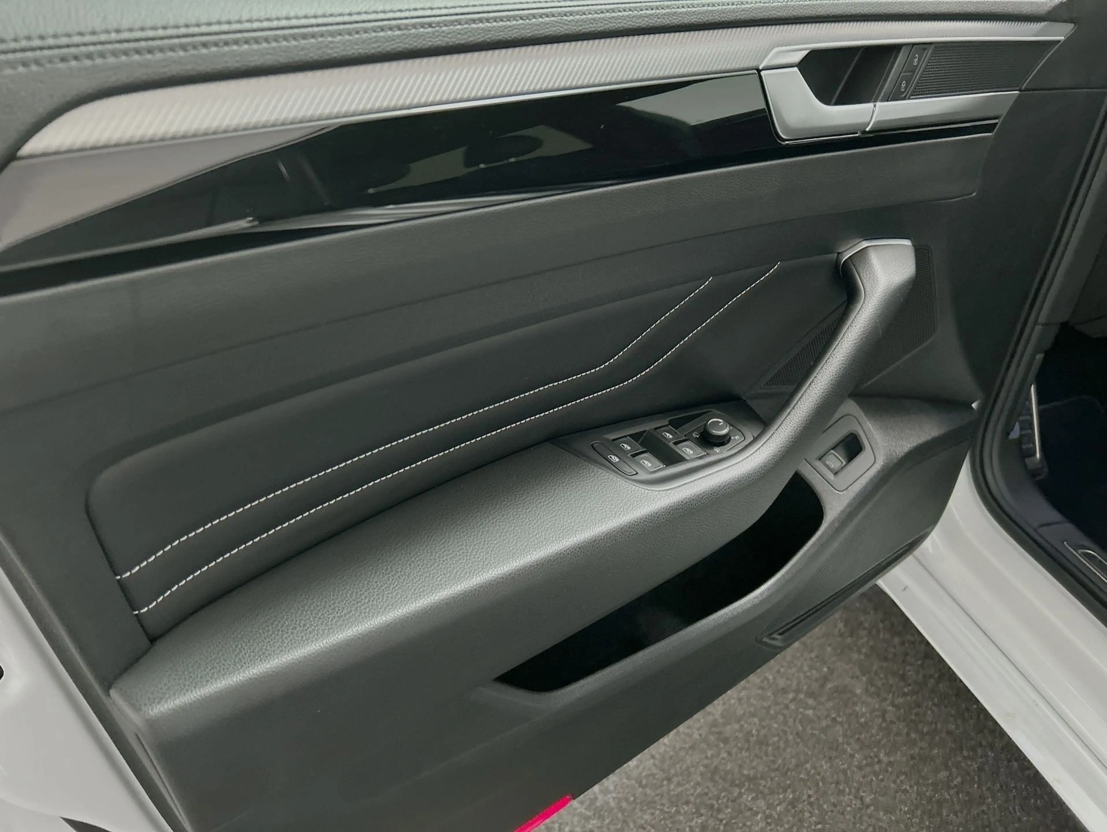 Volkswagen Arteon 2.0 TDI DSG R-Line CarPlay Black ACC LED — photo 13