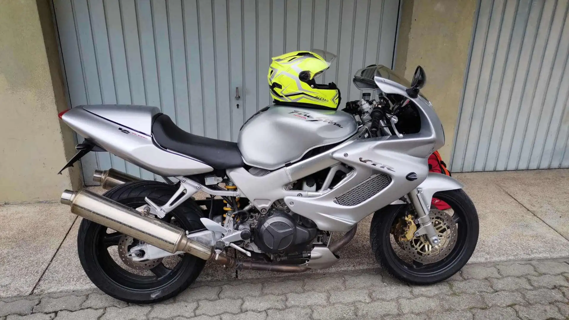 Honda VTR 1000 Firestorm Gris - 1